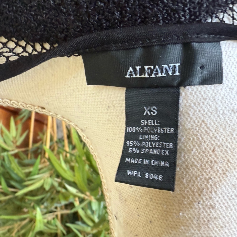 ALFANI ladies XS pullover, crocheted lace top black excellent condition - Picture 6 of 10